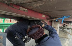 冬日温情 民警助力故障货车“抢修记”