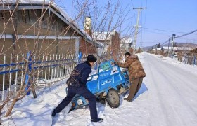 雪天车辆掉排水沟 民警“巧”救脱困